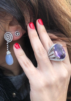 LILIUM 18K white gold maxi ring with brilliant cut diamonds crowned by a mesmerizing amethyst oval cut briolette 2