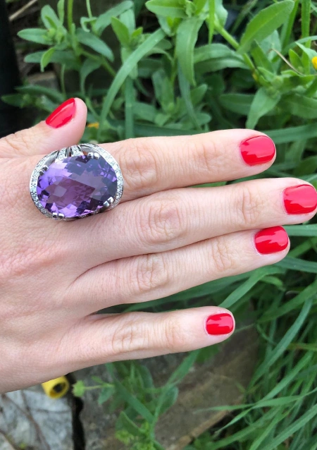 Bague LILIUM en or blanc 18K avec diamants et améthyste.