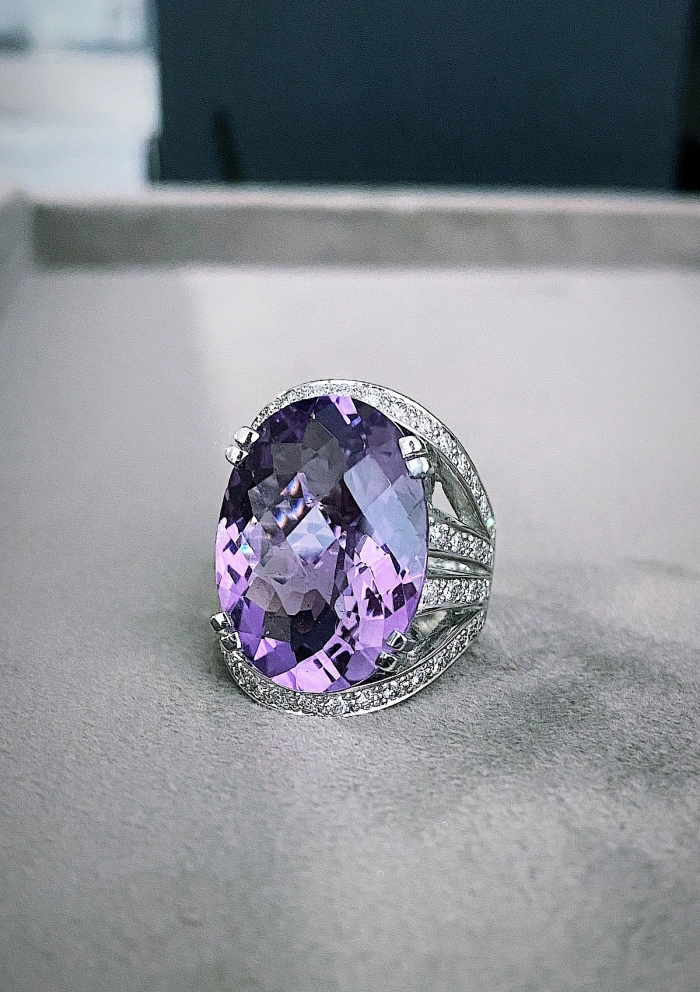 Bague LILIUM en or blanc 18K avec diamants et améthyste.
