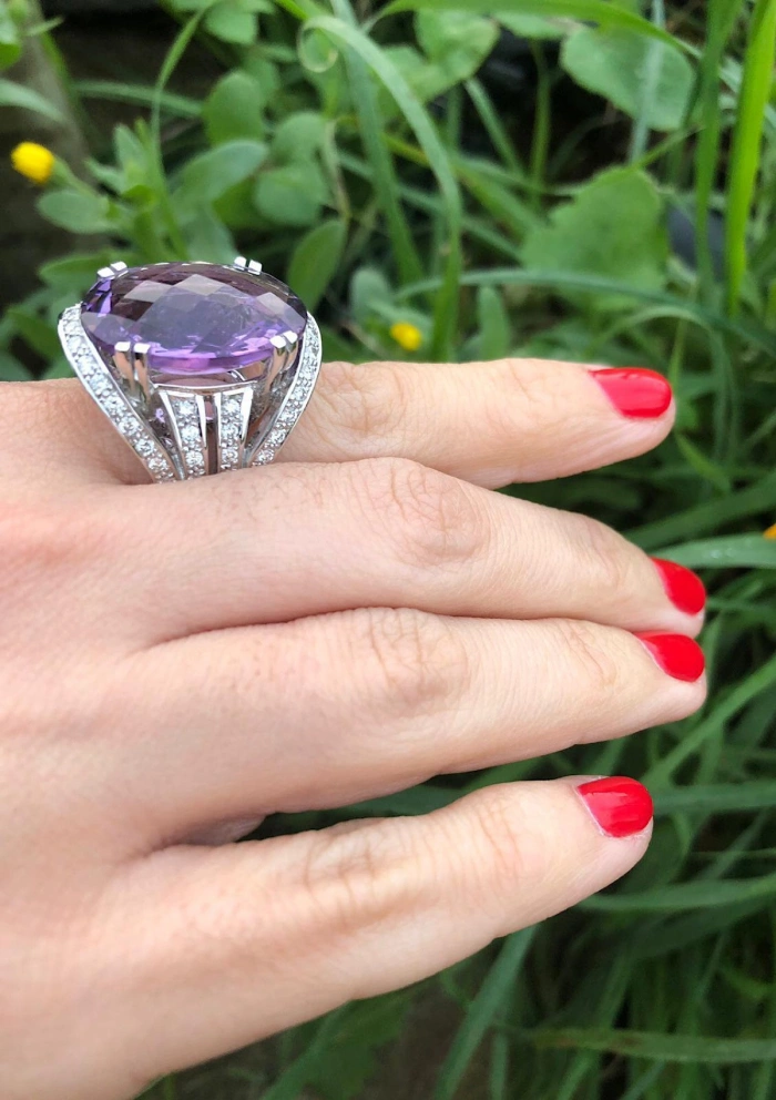 Anillo maxi LILIUM en oro blanco de 18K con diamantes y amatista oval