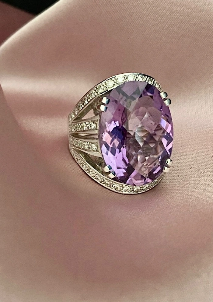 Anillo maxi LILIUM en oro blanco de 18K con diamantes y amatista oval
