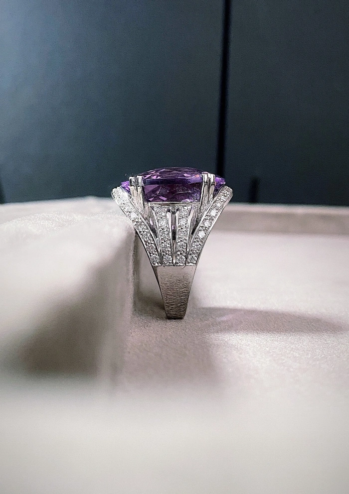 Anillo maxi LILIUM en oro blanco de 18K con diamantes y amatista oval