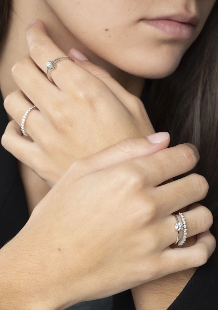 Solitario ZAHARA en oro de 18 quilates con diamante talla brillante