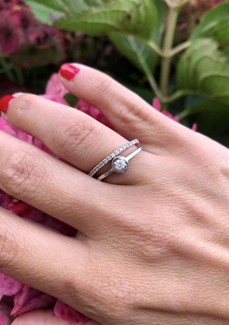 Solitario ZAHARA en oro de 18 quilates con diamante talla brillante