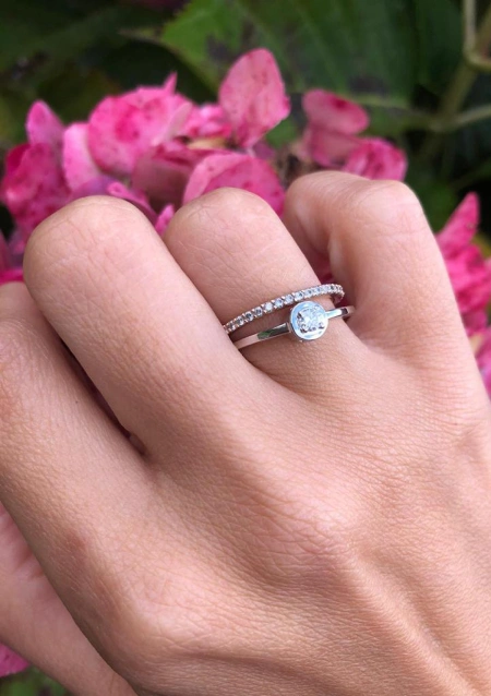 Solitario ZAHARA en oro de 18 quilates con diamante talla brillante