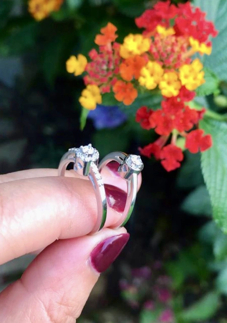 Solitario ZAHARA en oro de 18 quilates con diamante talla brillante