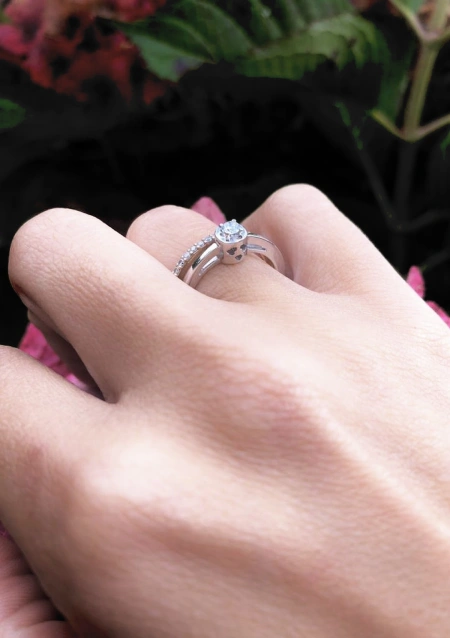 Solitario ZAHARA en oro de 18 quilates con diamante talla brillante