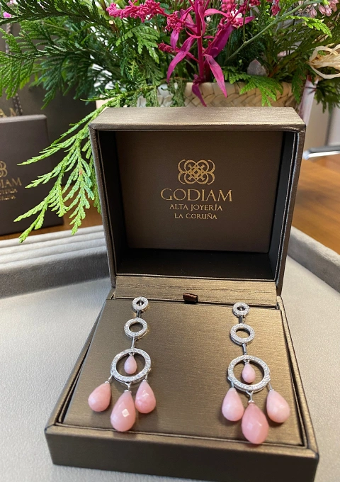 Brincos longos LANAI em ouro branco 18K com diamantes e ópalos rosa