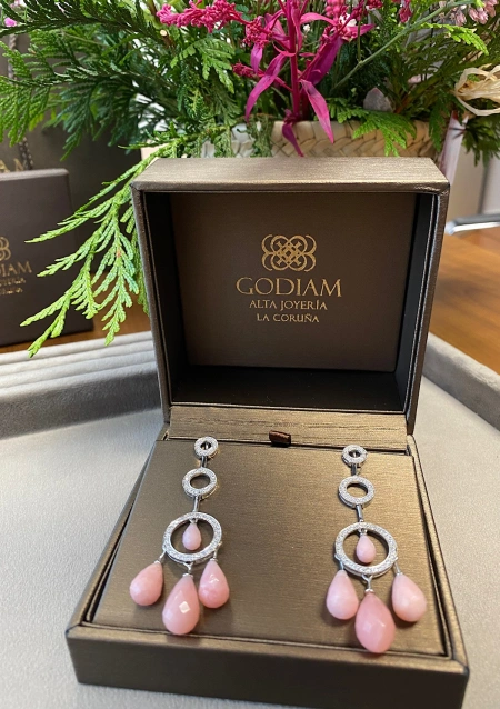 Pendientes largos LANAI en oro blanco de 18K con diamantes y ópalos rosas