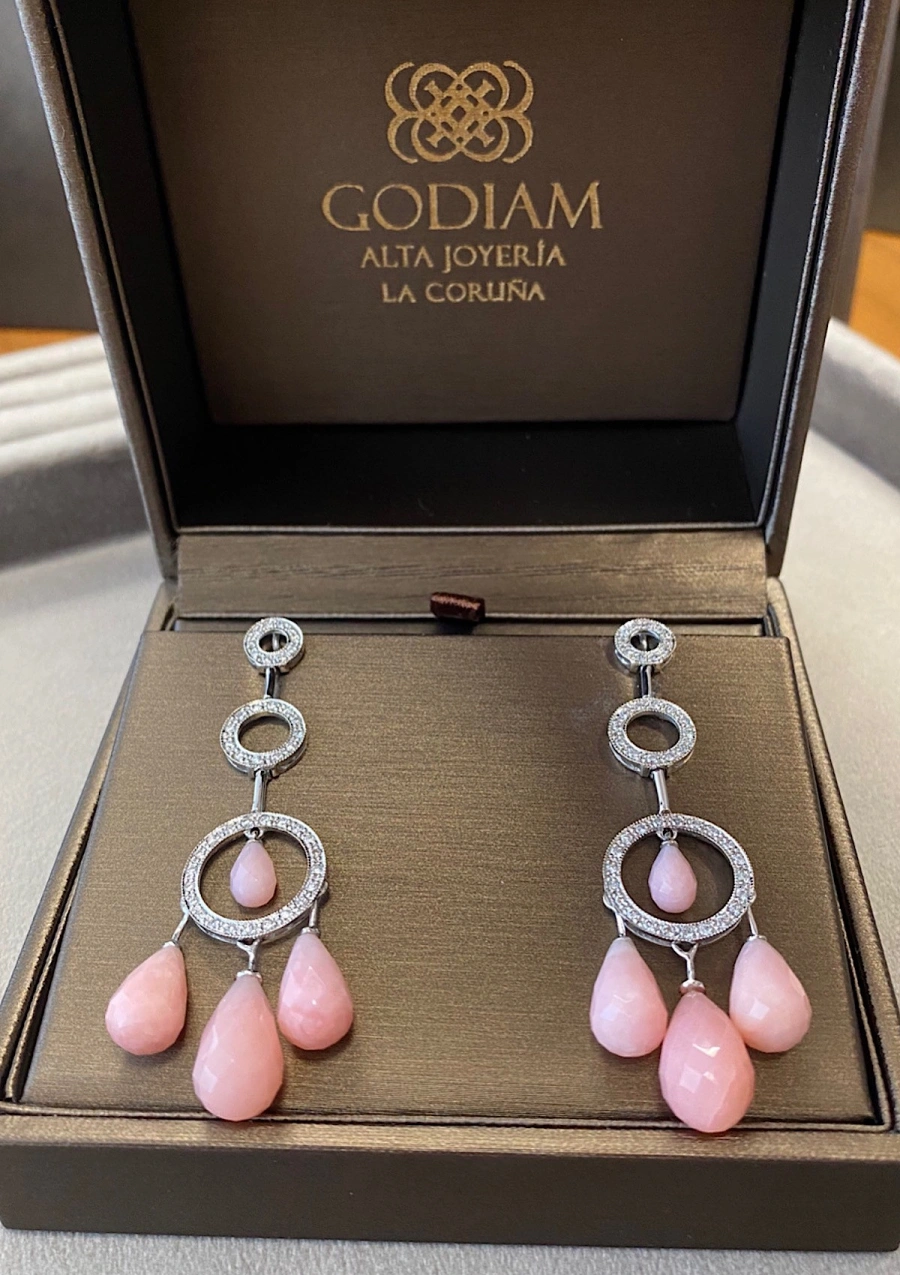 Brincos longos LANAI em ouro branco 18K com diamantes e ópalos rosa