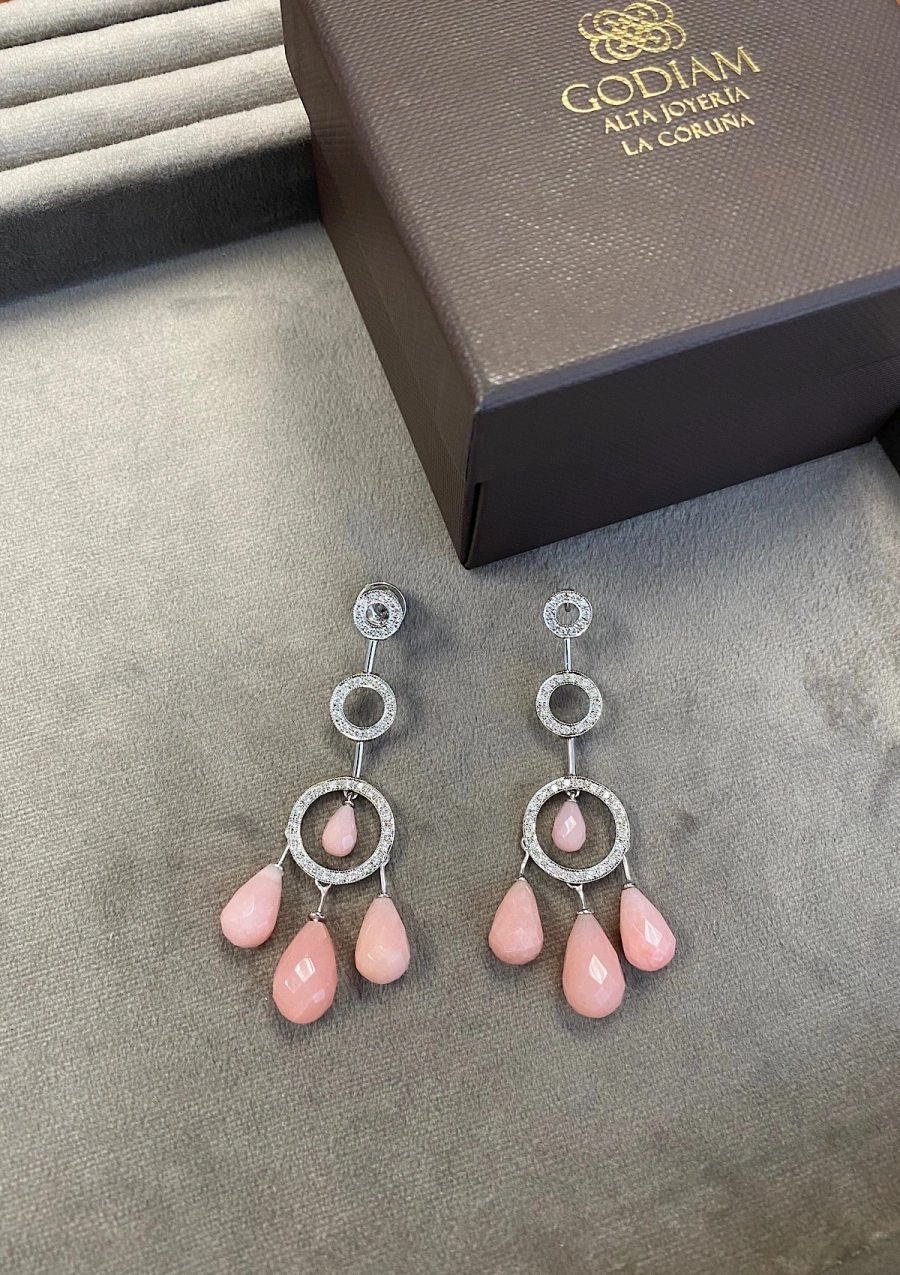 Brincos longos LANAI em ouro branco 18K com diamantes e ópalos rosa