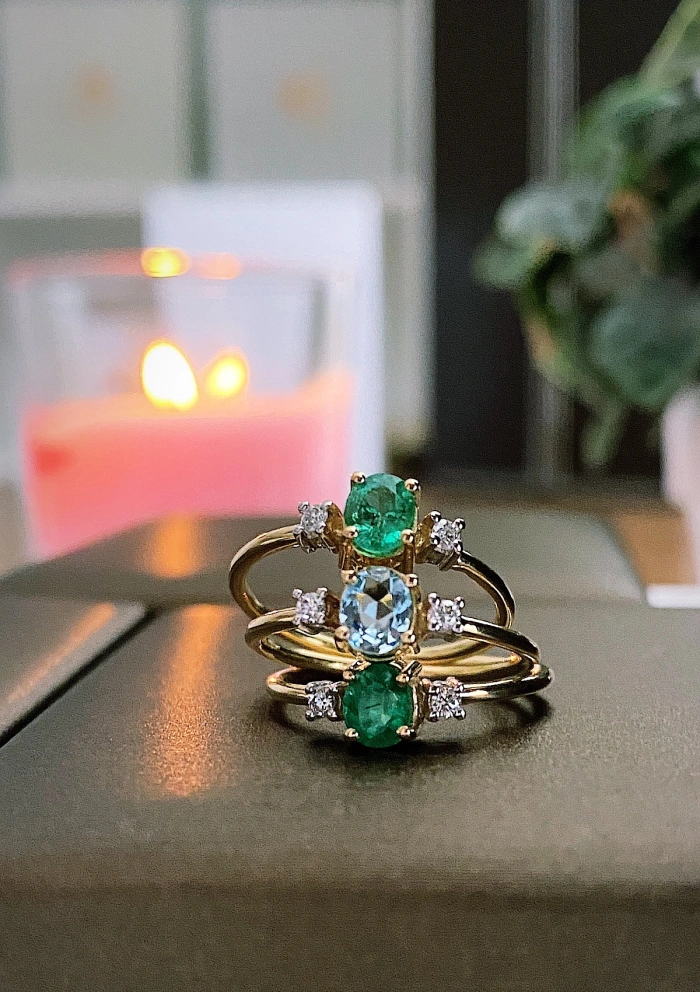 Anillo LITTLE MINI RAINBOW en oro amarillo y blanco de 18K con diamantes y aguamarina|Anillos con Aguamarinas|Godiam Alta Joyería