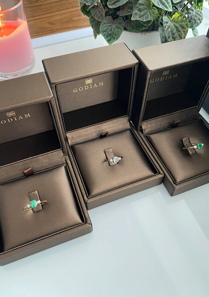 Anillo LITTLE MINI RAINBOW en oro amarillo y blanco de 18K con diamantes y aguamarina|Anillos con Aguamarinas|Godiam Alta Joyería