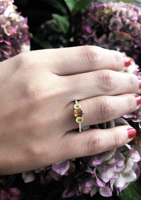 Anillo trilogía MINI RAINBOW en oro amarillo de 18K con diamantes, turmalina y zafiros amarillos|Anillos con Zafiros|Godiam Alta Joyería