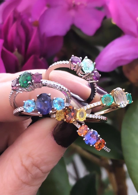 Anel MINI RAINBOW ouro amarelo 18K diamantes e safiras.