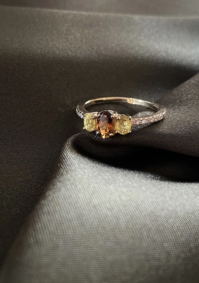 Anel MINI RAINBOW ouro amarelo 18K diamantes e safiras.