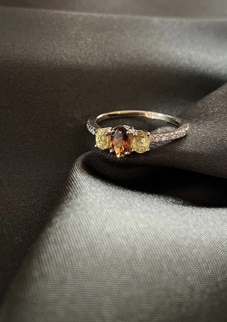 Anel MINI RAINBOW ouro amarelo 18K diamantes e safiras.