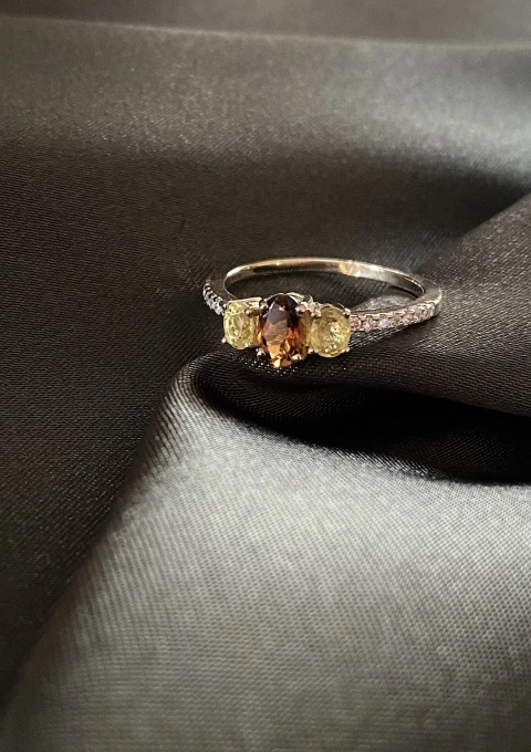 Anillo trilogía MINI RAINBOW en oro amarillo de 18K con diamantes, turmalina y zafiros amarillos|Anillos con Zafiros|Godiam Alta Joyería