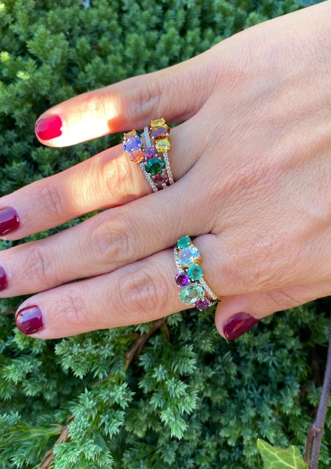 Anel MINI RAINBOW ouro amarelo 18K diamantes e safiras.