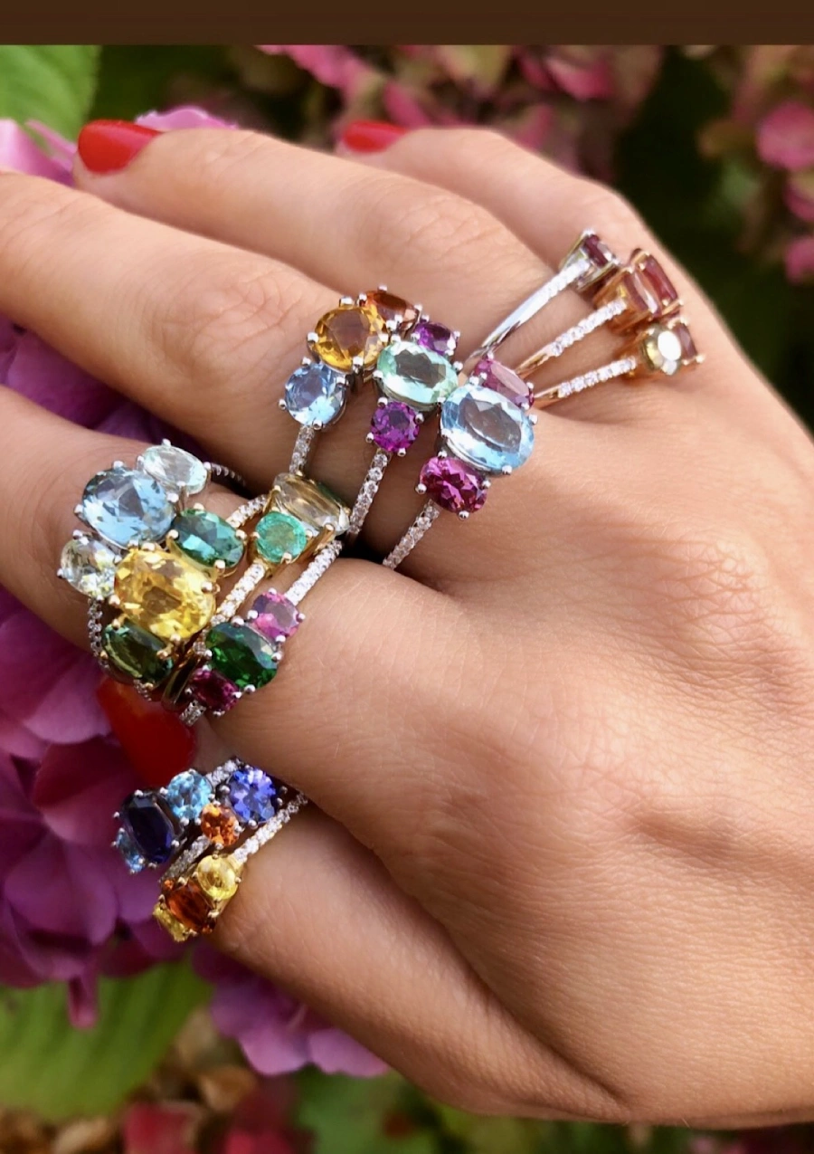 Anillo trilogía MINI RAINBOW en oro amarillo de 18K con diamantes, turmalina y zafiros amarillos|Anillos con Zafiros|Godiam Alta Joyería