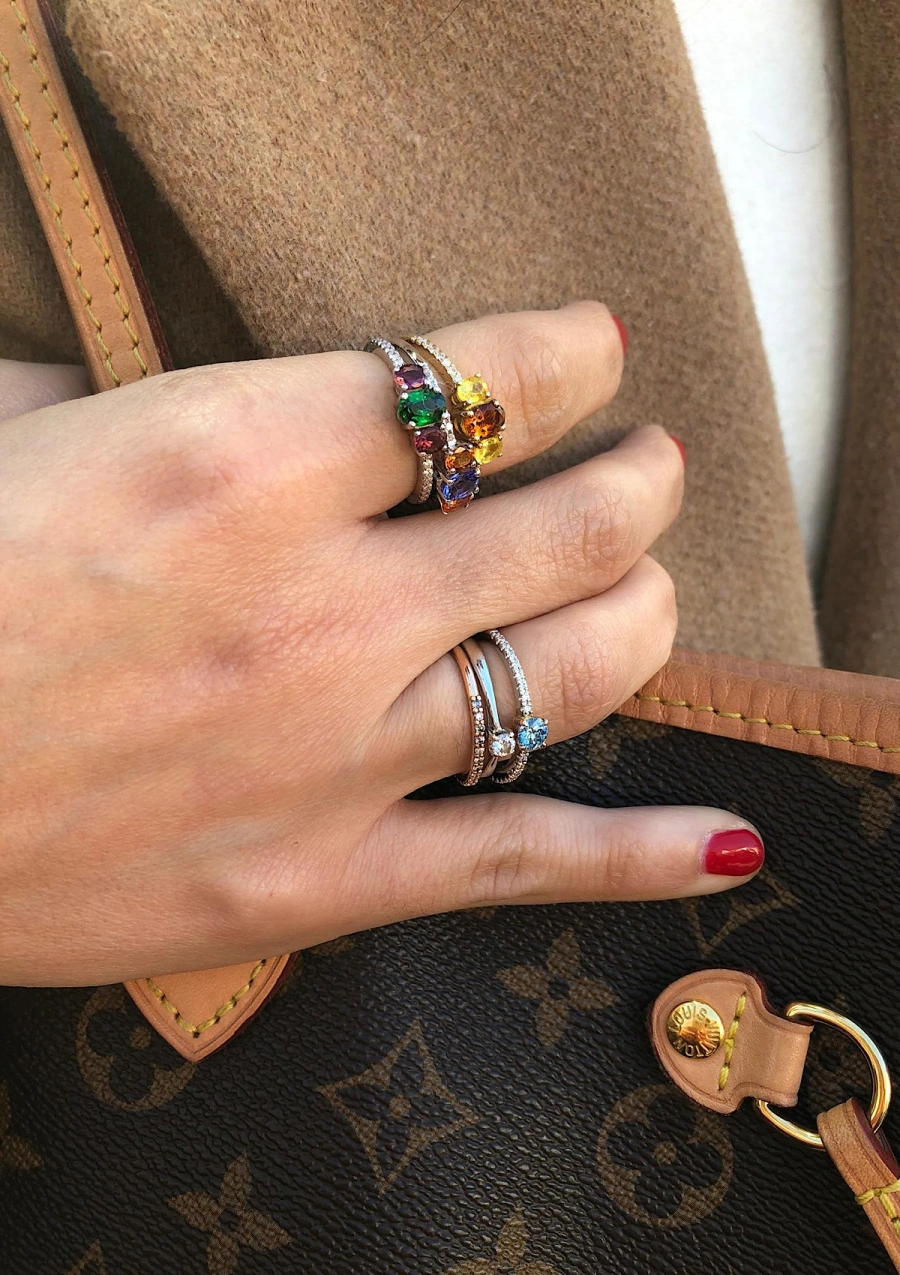 Anel MINI RAINBOW ouro amarelo 18K diamantes e safiras.