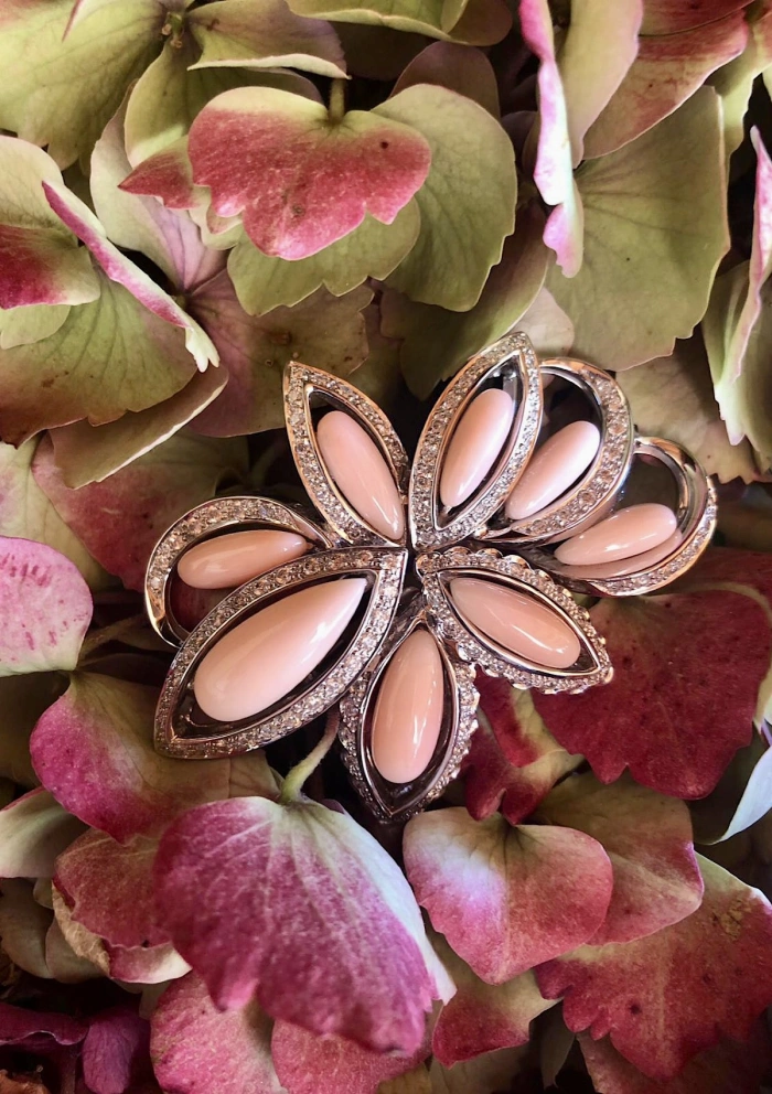 Broche BEVERLY en or blanc 18K avec diamants et coraux.