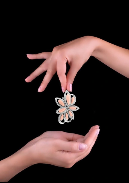 Broche BEVERLY en or blanc 18K avec diamants et coraux.
