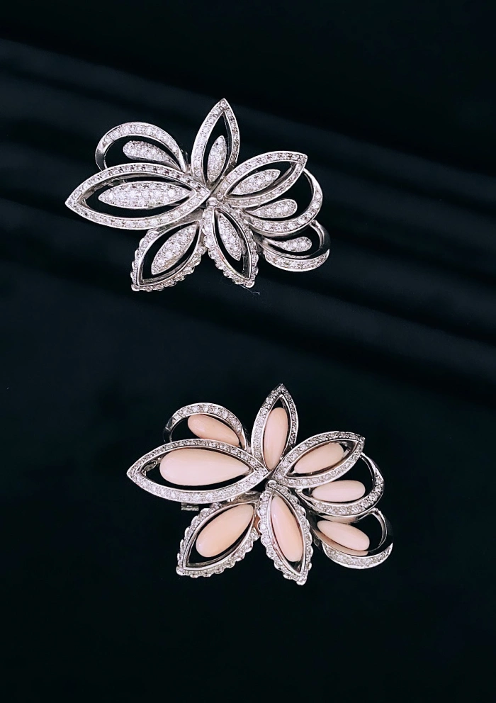 Broche BEVERLY en or blanc 18K avec diamants et coraux.