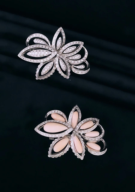 Broche BEVERLY en or blanc 18K avec diamants et coraux.