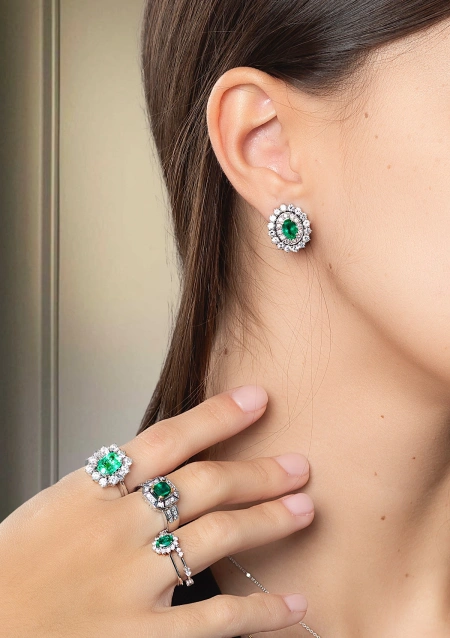 Brincos ELIZABETH em ouro branco 18K diamantes e esmeraldas.