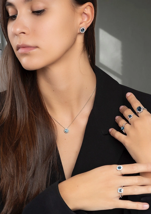 Pendentif AMALFI en or blanc 18K avec halo de diamants et aigue-marine taille brillant 2