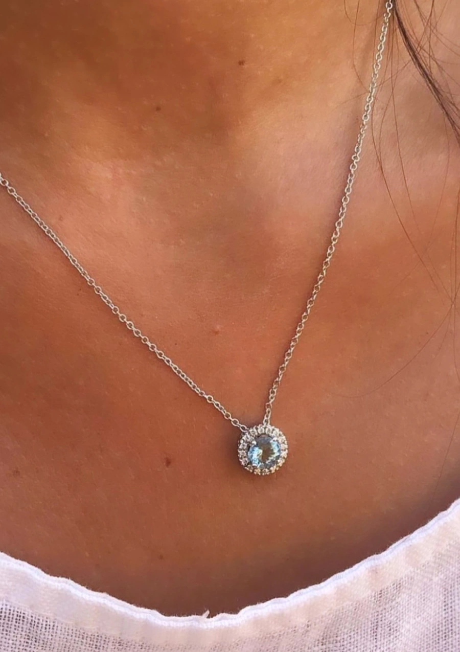 Colgante AMALFI en oro blanco de 18K con halo de diamantes y aguamarina|Colgantes|Godiam Alta Joyería