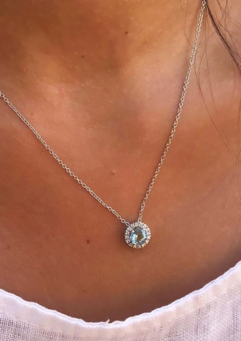Colgante AMALFI en oro blanco de 18K con halo de diamantes y aguamarina|Colgantes|Godiam Alta Joyería