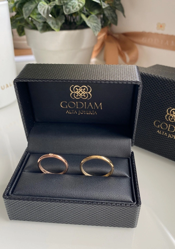 Alianza UNITY en oro amarillo de 18 quilates y diamante|Alianzas de Boda|Godiam Alta Joyería