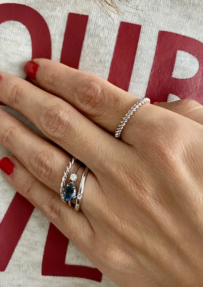 UNITY 18K white gold with a single diamond wedding band
