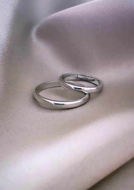 UNITY 18K white gold with a single diamond wedding band