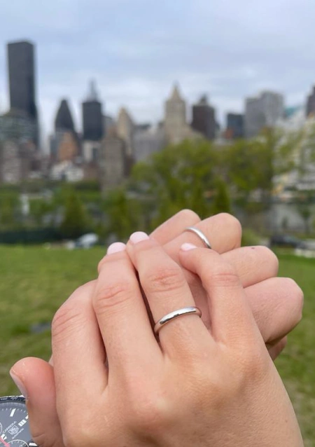 UNITY 18K white gold with a single diamond wedding band