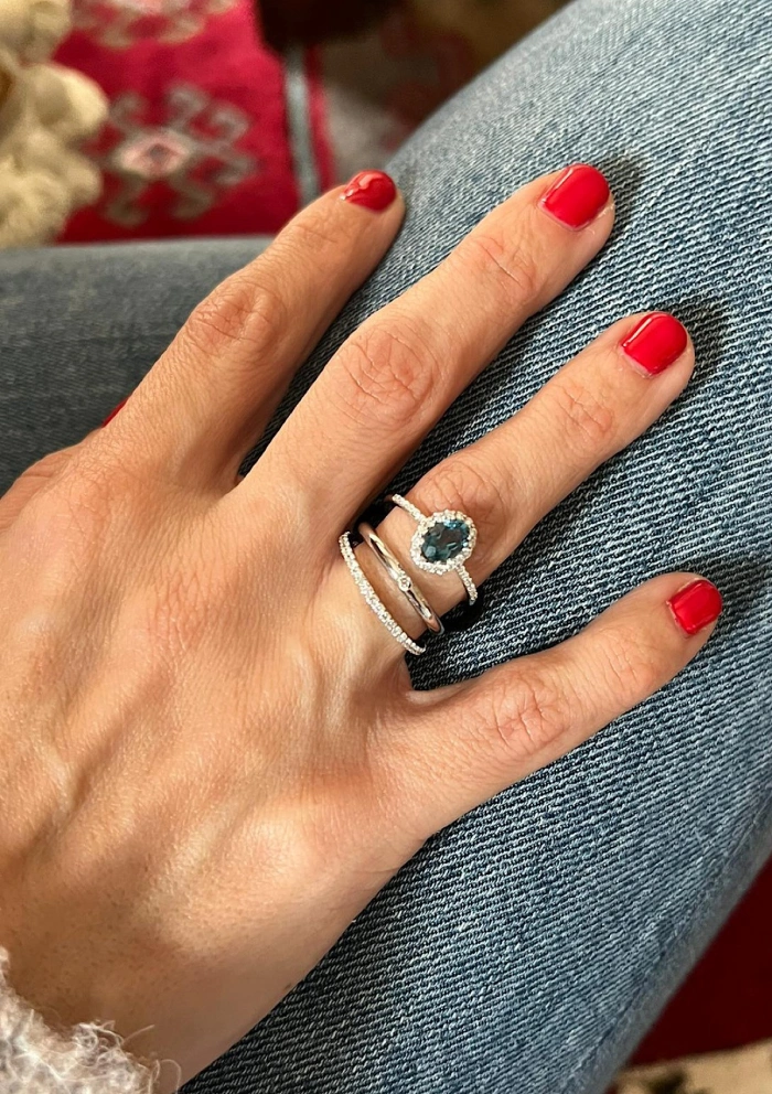 UNITY 18K white gold with a single diamond wedding band
