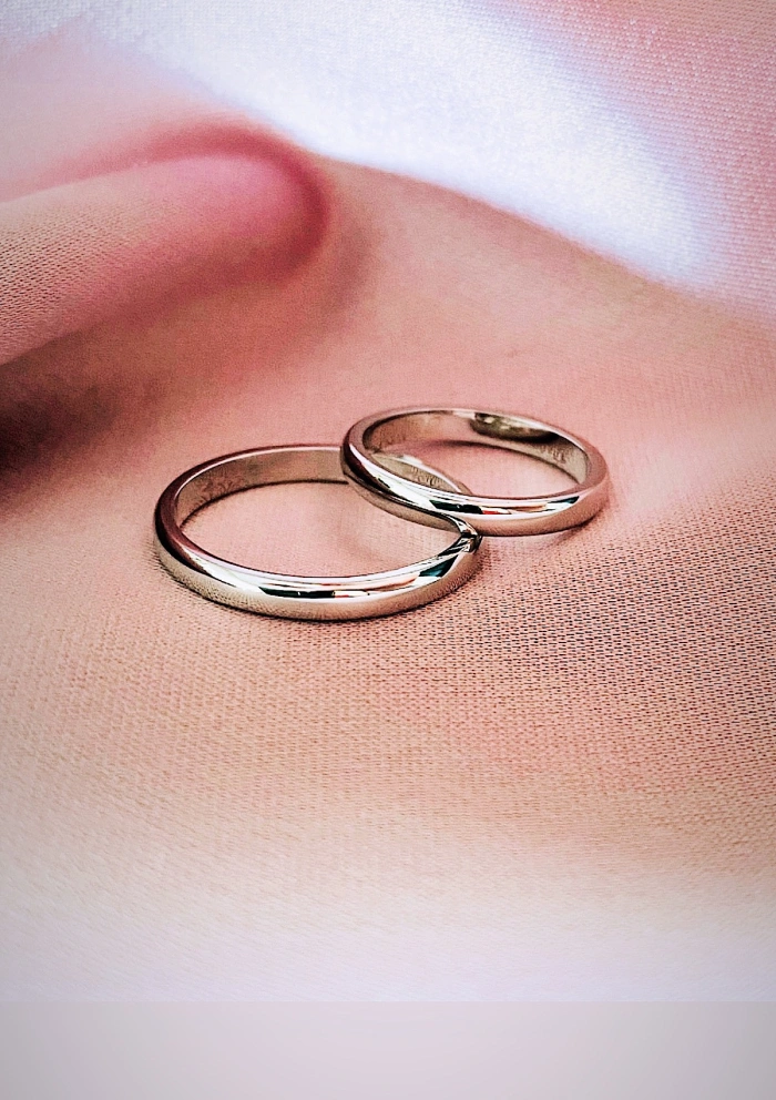 UNITY 18K white gold with a single diamond wedding band