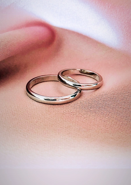 UNITY 18K white gold with a single diamond wedding band