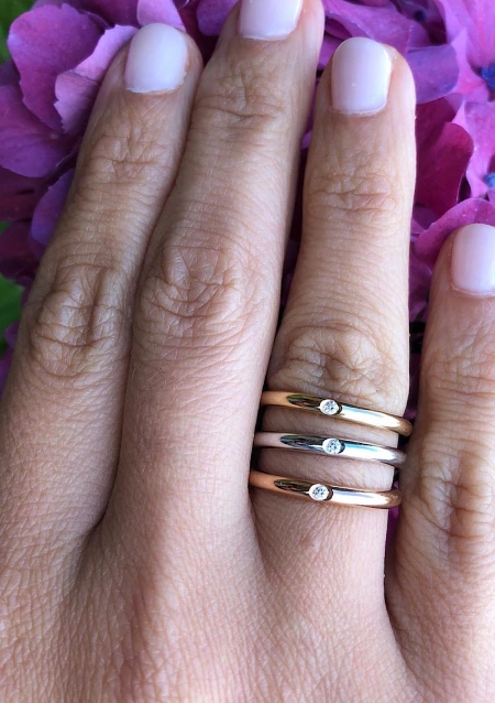 UNITY 18K white gold with a single diamond wedding band