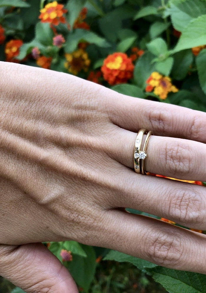 Alliance TRINITY or jaune 18K et 3 diamants taille brillant.