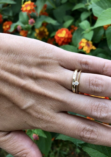 Alliance TRINITY or jaune 18K et 3 diamants taille brillant.