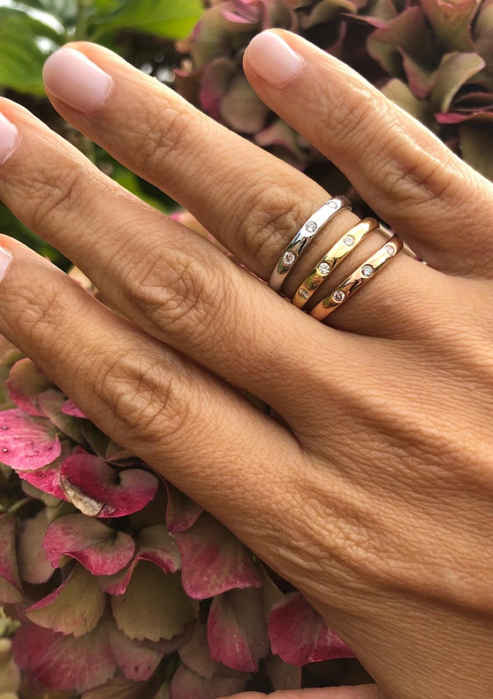 Alliance TRINITY or jaune 18K et 3 diamants taille brillant.