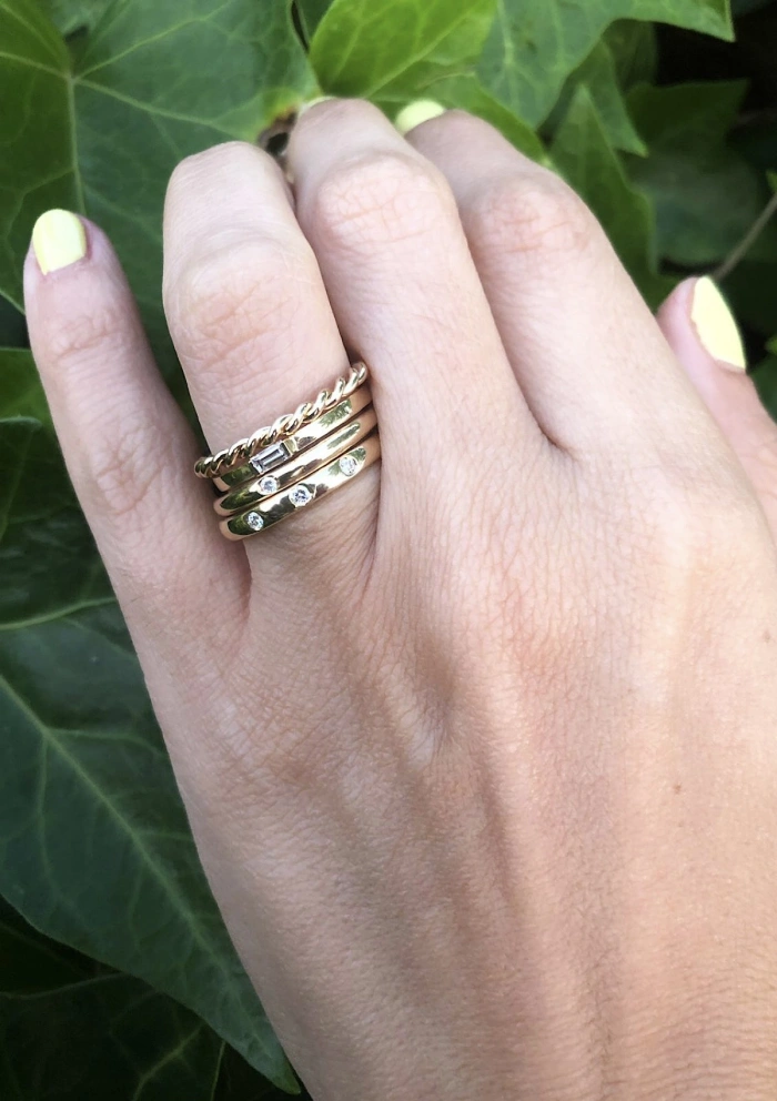 Alliance TRINITY or jaune 18K et 3 diamants taille brillant.