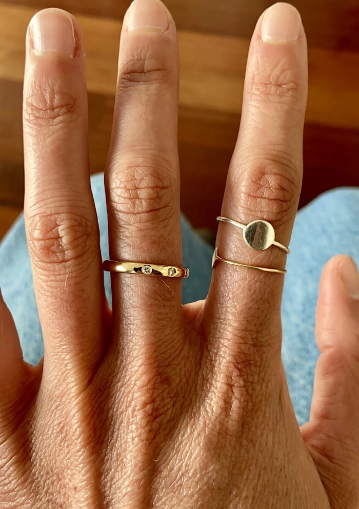 Alliance TRINITY or jaune 18K et 3 diamants taille brillant.
