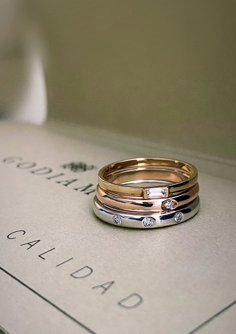 TRINITY 18K white gold with three diamonds wedding band.