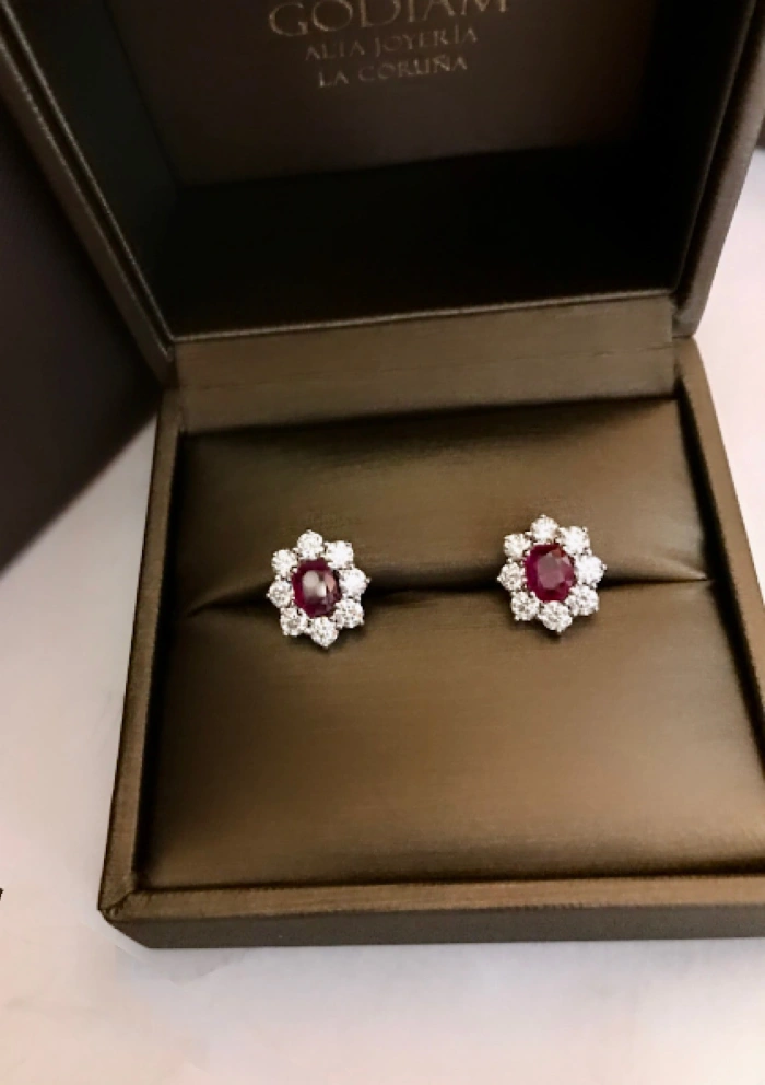 Pendientes orla SIMONETA en oro blanco 18K con diamantes y rubíes