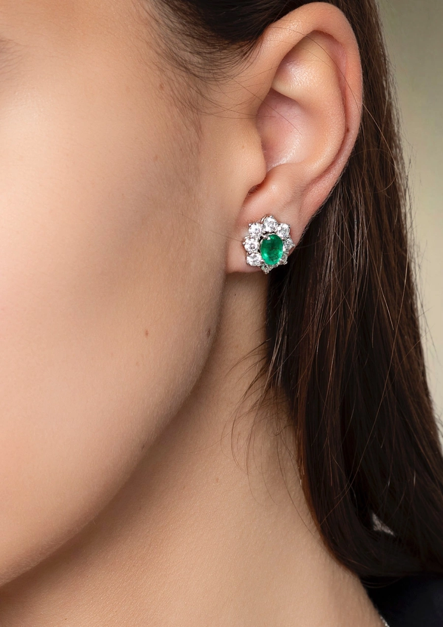 Boucles d'oreilles SIMONETA en or blanc 18K avec rosette de diamants et émeraudes