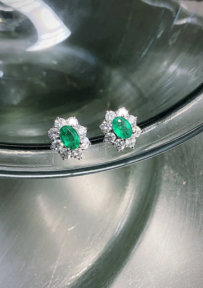 Pendientes Orla SIMONETA en oro blanco de 18K con diamantes y esmeraldas